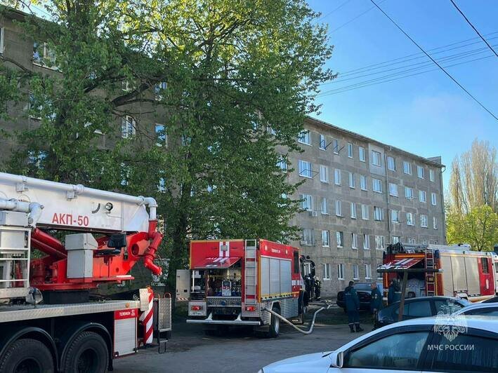 На вызов приехали пять машин: на Красной загорелся многоквартирный дом (фото) - Новости Калининграда | Фото: пресс-служба МЧС региона