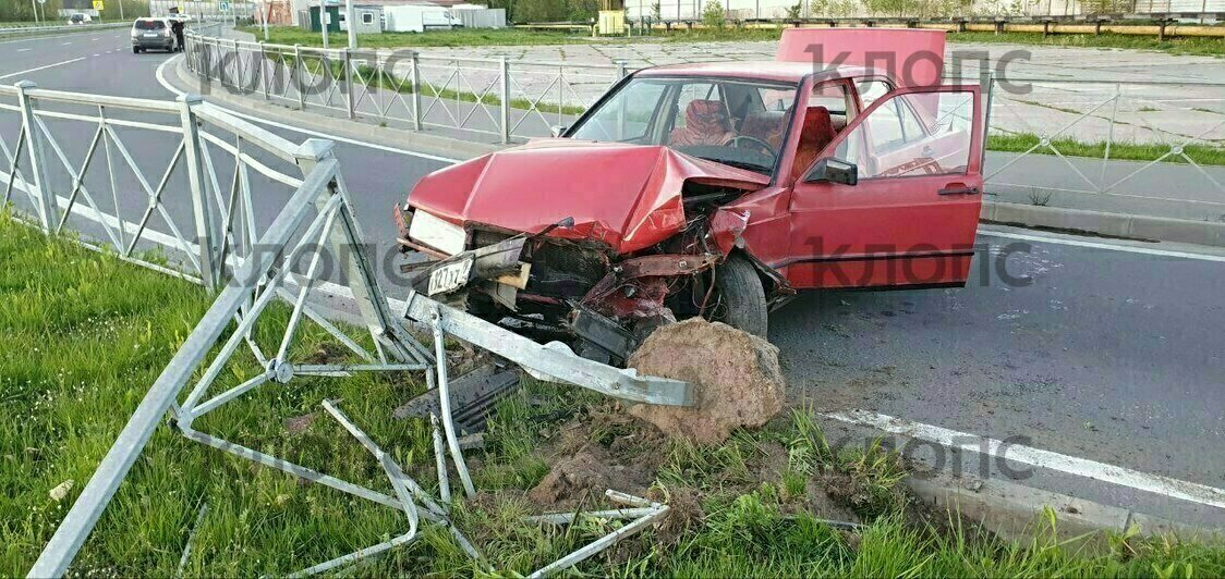 Врезался в забор и пытался снова сесть за руль: в Калининграде очевидцы задержали пьяного водителя (фото) - Новости Калининграда | Фото очевидцев