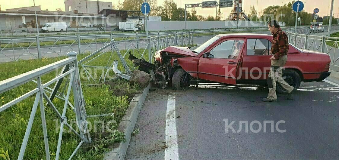 Врезался в забор и пытался снова сесть за руль: в Калининграде очевидцы задержали пьяного водителя (фото) - Новости Калининграда | Фото очевидцев