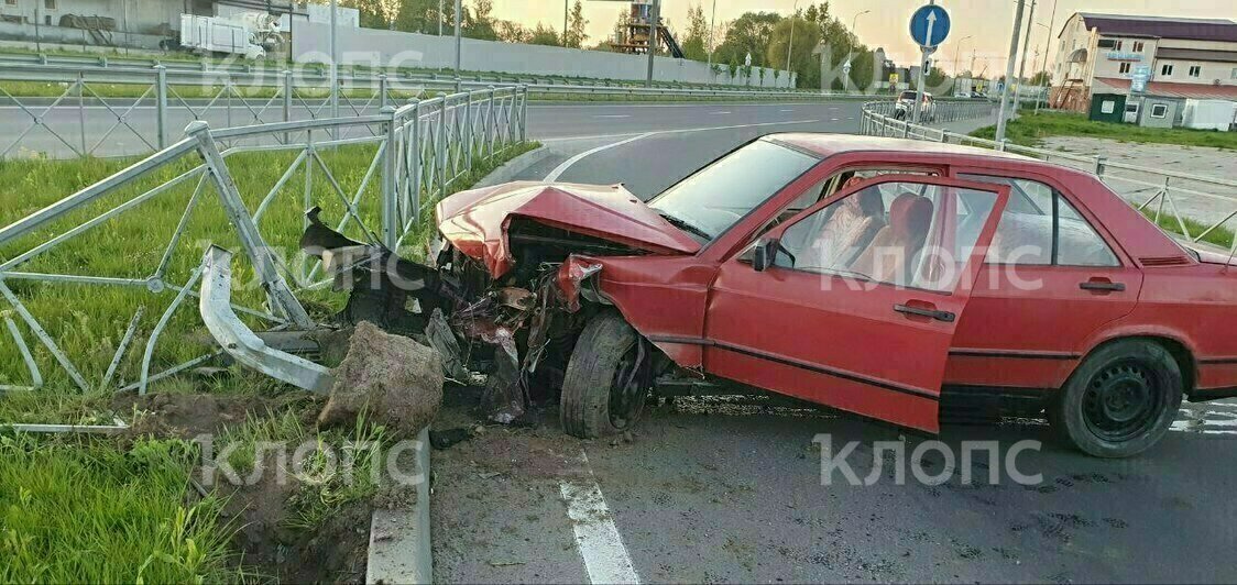 Врезался в забор и пытался снова сесть за руль: в Калининграде очевидцы задержали пьяного водителя (фото) - Новости Калининграда | Фото очевидцев