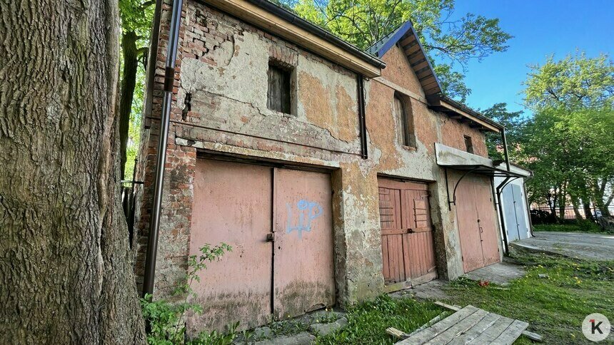 Два гаража (на переднем плане) — принадлежат администрации Калининграда | Фото Константина Серикова