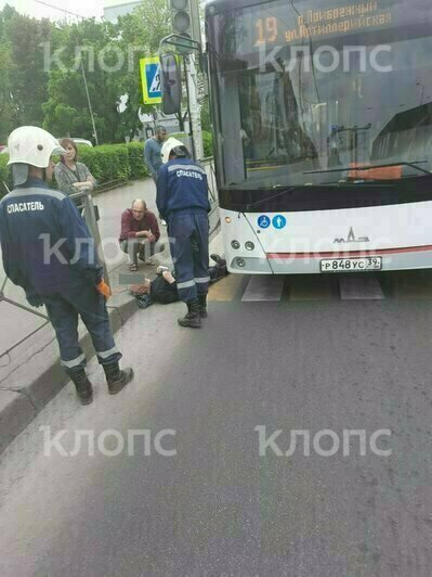 Ударился головой о бордюр: в центре Калининграда пассажирский автобус сбил пенсионера (фото) - Новости Калининграда | Фото очевидцев