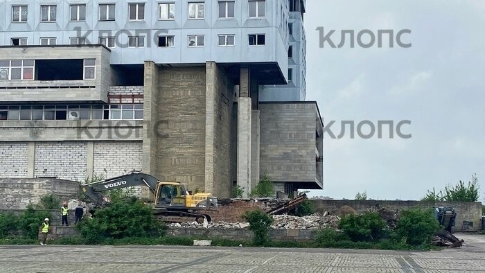 Гора кирпичей и установка крана: что происходит у Дома Советов (фото) - Новости Калининграда | Фото: Александр Подгорчук / «Клопс»