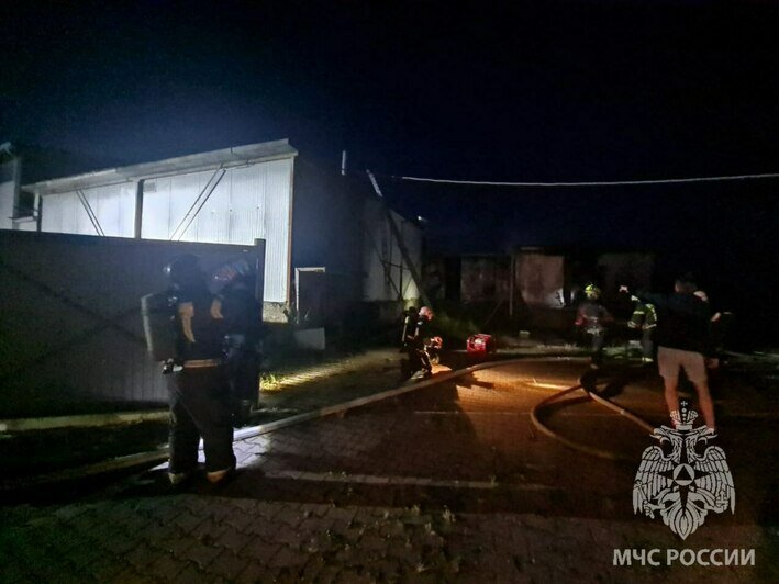 В Гурьевском районе произошёл пожар на территории производственного цеха (фото)  - Новости Калининграда | Фото: пресс-служба МЧС региона