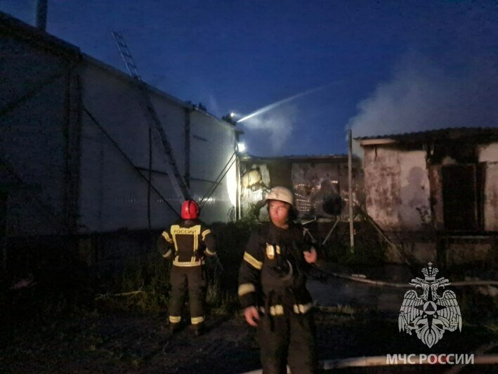 В Гурьевском районе произошёл пожар на территории производственного цеха (фото)  - Новости Калининграда | Фото: пресс-служба МЧС региона