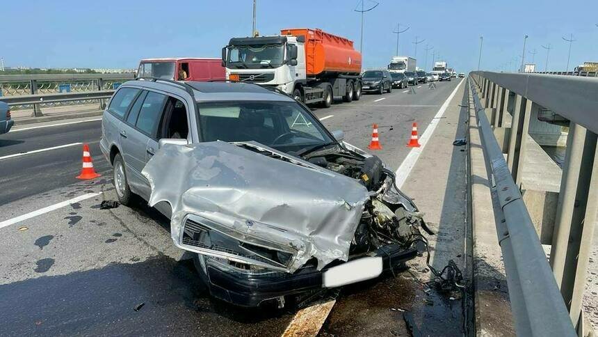 На Южном обходе девушка за рулём Mercedes врезалась в отбойник - Новости Калининграда | Фото: пресс-служба региональной ГИБДД