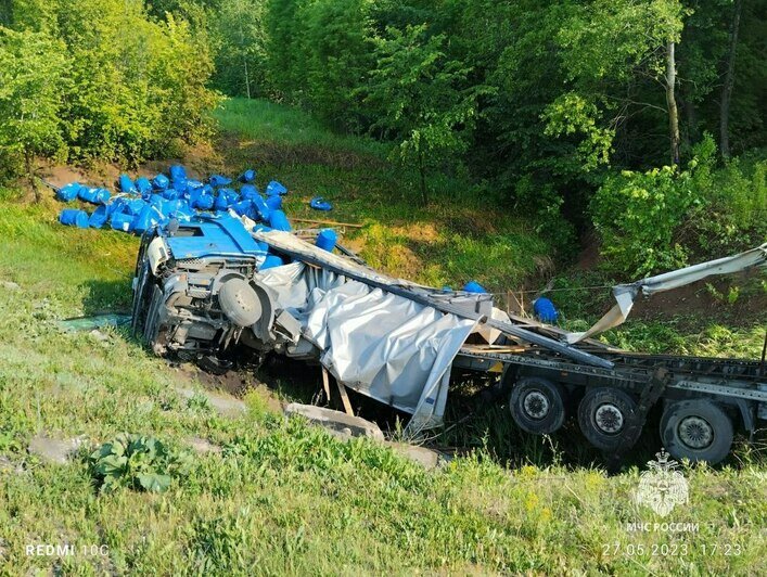 На трассе в Башкирии перевернулась фура с химикатами (фото) - Новости Калининграда | Фото: ГУ МЧС по Республике Башкортостан