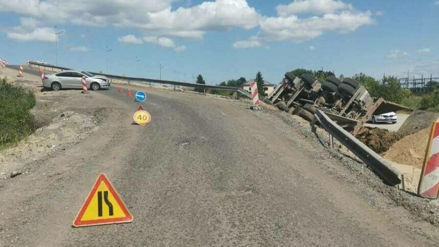 Потерял контроль и покатился: в ГИБДД рассказали, что случилось с опрокинувшимся на Советском проспекте песковозом - Новости Калининграда | Фото: пресс-служба УМВД России по Калининградской области