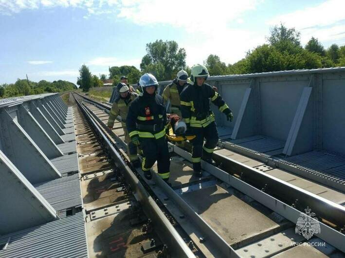 Под Гусевом 69-летний мужчина попал под поезд и выжил (фото) - Новости Калининграда | ФОто: пресс-служба Главного управления МЧС России по Калининградской области