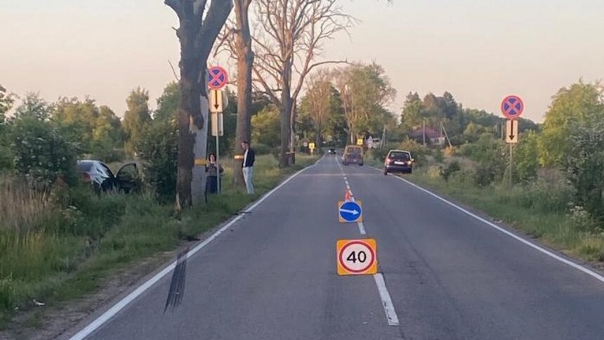 Все хотели обогнать: под Зеленоградском легковушка помешала перестроиться другой машине и влетела в дерево - Новости Калининграда | Фото: пресс-служба УМВД России по Калининградской области