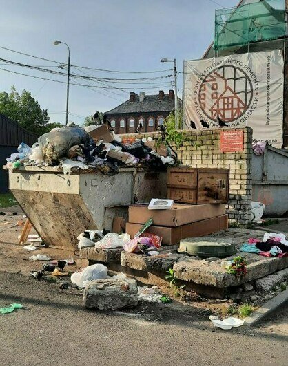 «Вороны растаскивают мешки»: на Нарвской почти неделю не вывозят переполненную мусорку (фото) - Новости Калининграда