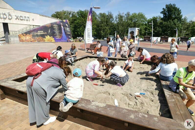 В Светлогорске появилась песочница с 25 килограммами янтаря (фото) - Новости Калининграда | Фото: Александр Подгорчук / «Клопс»