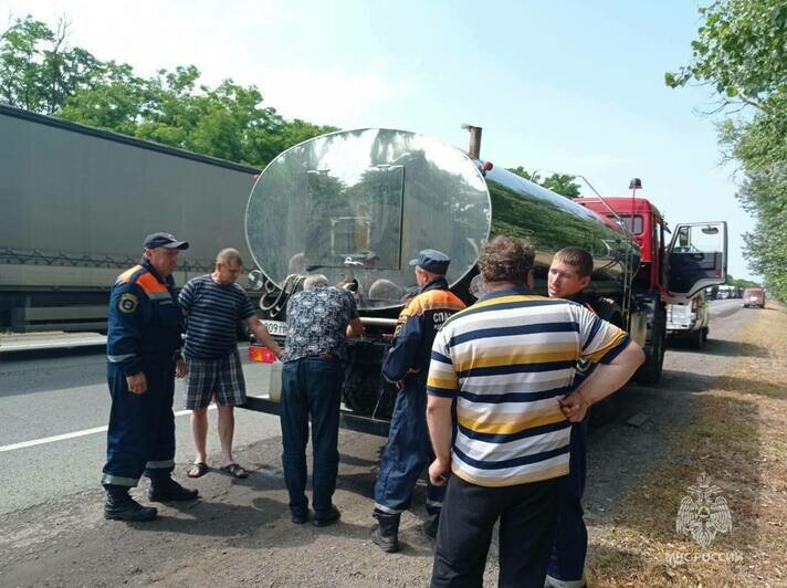 В километровых пробках под Ростовом-на-Дону людям выдают воду и оказывают медицинскую помощь - Новости Калининграда | Фото: МЧС России