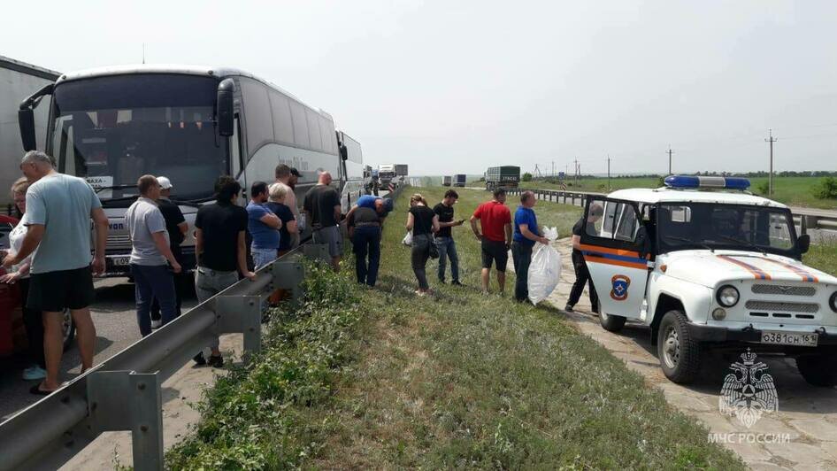 В километровых пробках под Ростовом-на-Дону людям выдают воду и оказывают медицинскую помощь - Новости Калининграда | Фото: МЧС России