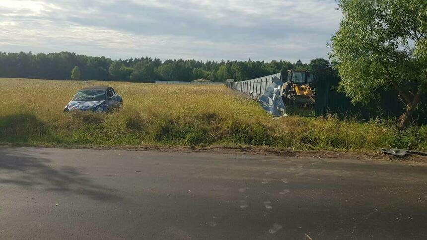 Стоит в поле у забора: под Светлогорском легковушка вылетела в кювет, опрокинулась и врезалась в дерево - Новости Калининграда | Фото: пресс-служба УМВД России по Калининградской области