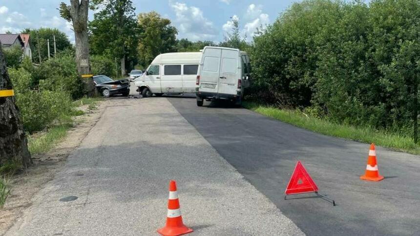 Перегородили дорогу: под Гурьевском столкнулись легковушка и 2 микроавтобуса - Новости Калининграда | Фото: пресс-служба регионального УМВД