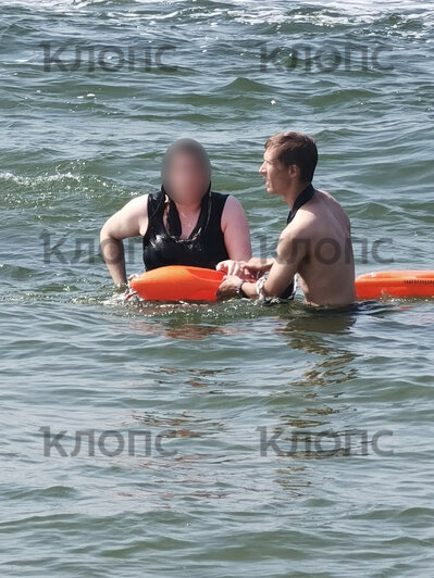 Девушку унесло за буйки на несколько десятков метров от берега | Фото: свидетельница Ирина