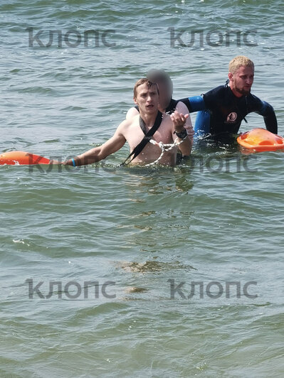 Девушку унесло за буйки на несколько десятков метров от берега | Фото: свидетельница Ирина