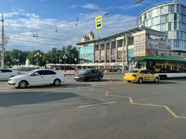 На площади Победы из-за аварии на путях встали трамваи (фото) - Новости Калининграда | Фото очевидцев
