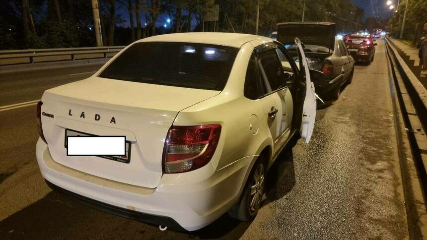 На Киевской разогнавшаяся Lada собрала «паровозик» из иномарок  - Новости Калининграда | Фото: пресс-служба УМВД России по Калининградской области