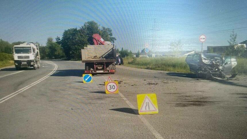 На окружной легковушка не уступила дорогу грузовику и лишилась части капота - Новости Калининграда | Фото: пресс-служба УМВД России по Калининградской области