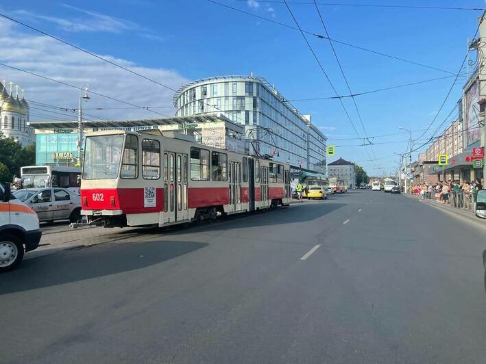 На площади Победы из-за аварии на путях встали трамваи (фото) - Новости Калининграда | Фото очевидцев