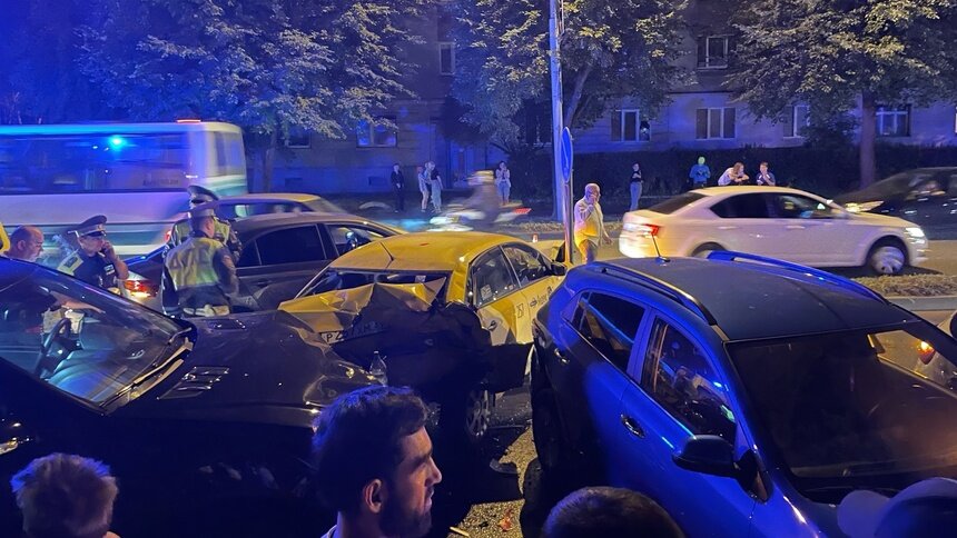 «Одну машину пришлось распиливать»: на Невского произошло массовое ДТП (фото, видео)  - Новости Калининграда | Фото: очевидцы