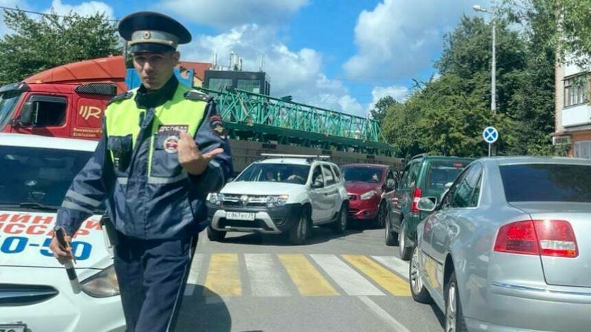 На Борзова выставили регулировщиков, чтобы помочь застрявшим в большой пробке водителям (фото) - Новости Калининграда | Фото: пресс-служба регионального УМВД