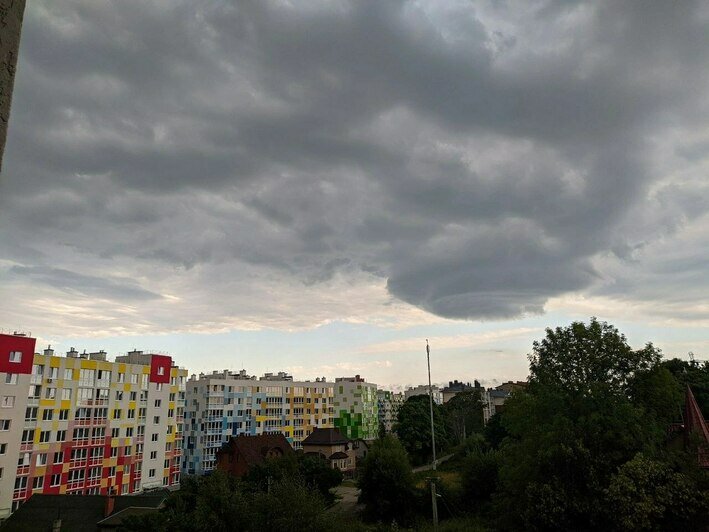 В небе над Светлогорском заметили гигантские воздушные вихри (фото) - Новости Калининграда | Фото: телеграм-канал «Погода и метеоявления в Калининградской области»