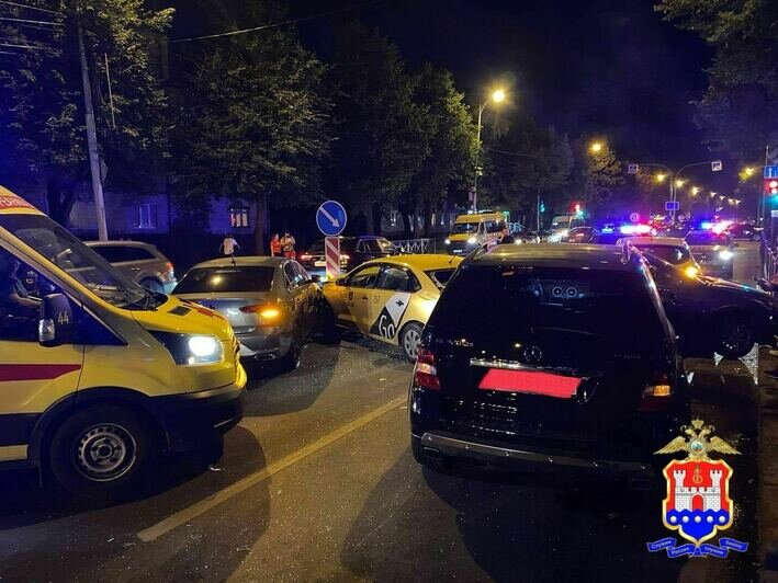 Авария на Невского, где 5 машин перекрыли дорогу, произошла из-за лихача на внедорожнике — полиция - Новости Калининграда | Фото: пресс-служба регионального УМВД