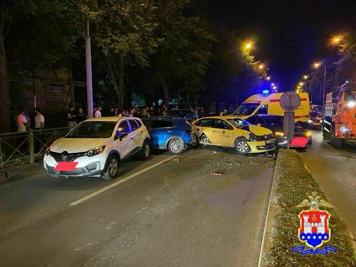 Авария на Невского, где 5 машин перекрыли дорогу, произошла из-за лихача на внедорожнике — полиция - Новости Калининграда | Фото: пресс-служба регионального УМВД