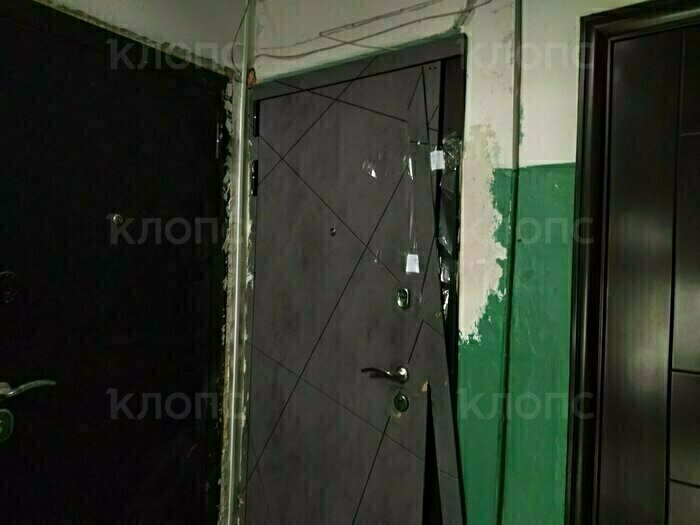 Дверь квартиры, где случилась трагедия, опечатана и заколочена | Фото: Ольга Запивалова / «Клопс»