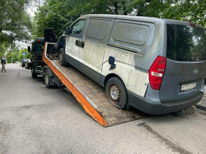 На спецстоянку и в утиль: с улиц Калининграда убрали очередной автохлам (фото, видео) - Новости Калининграда | Фото: Денис Шелеметьев / «Клопс»