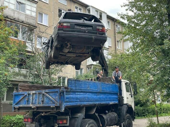 На спецстоянку и в утиль: с улиц Калининграда убрали очередной автохлам (фото, видео) - Новости Калининграда | Фото: Денис Шелеметьев / «Клопс»