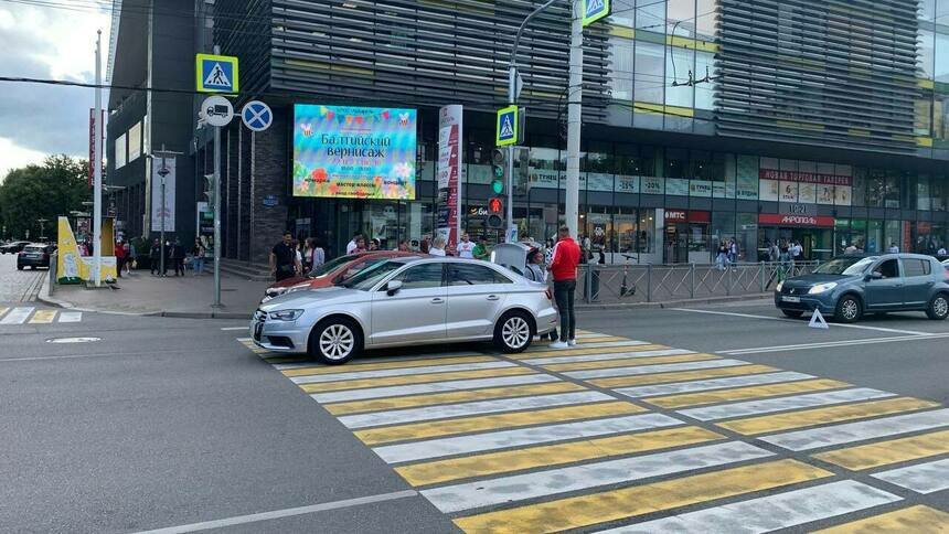 В центре Калининграда сломавшаяся легковушка перегородила «зебру» - Новости Калининграда | Фото: очевидец