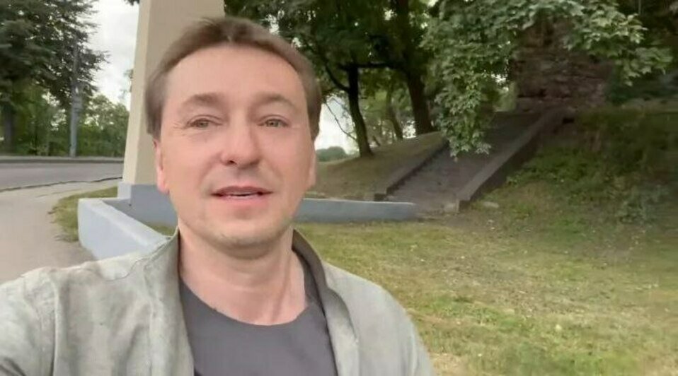 «Калининграду идёт дождливая погода»: Сергей Безруков бегает у Верхнего озера, ездит по области и цитирует Канта   - Новости Калининграда | Фото: скриншот сторис «ВКонтакте»