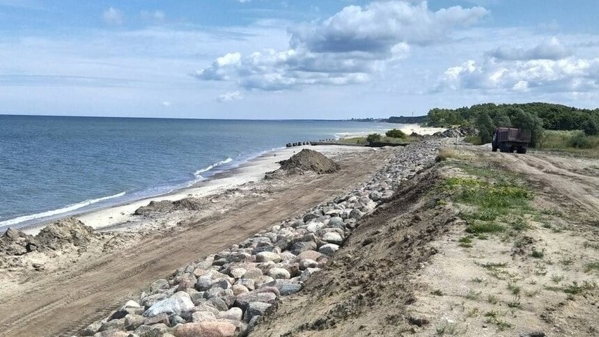 Уложенные камни у деревянных свай: как проходит укрепление берега в Куликово (фото) - Новости Калининграда | Фото: страница «Балтберегозащиты» «ВКонтакте»