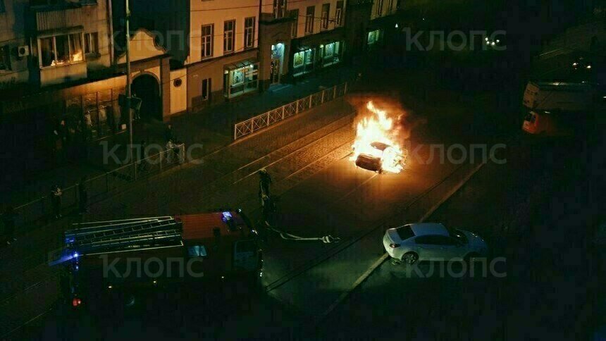 Пожарные потушили за минуту: в Калининграде на Багратиона горел автомобиль (видео) - Новости Калининграда | Фото очевидцев