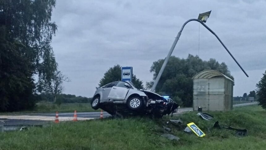 В Славском районе легковушку занесло на мокрой дороге, машина снесла дорожный знак - Новости Калининграда | Фото: пресс-служба регионального УМВД