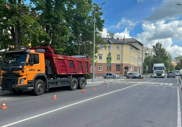 В Черняховске нетерпеливая легковушка потеряла часть капота, пытаясь проскочить перед грузовиком - Новости Калининграда | Фото: пресс-служба УМВД России по Калининградской области