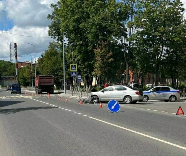 В Черняховске нетерпеливая легковушка потеряла часть капота, пытаясь проскочить перед грузовиком - Новости Калининграда | Фото: пресс-служба УМВД России по Калининградской области