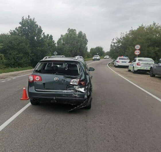 На Северном обходе фура впечаталась в зад медленно ехавшей легковушки - Новости Калининграда | Фото: пресс-служба регионального УМВД