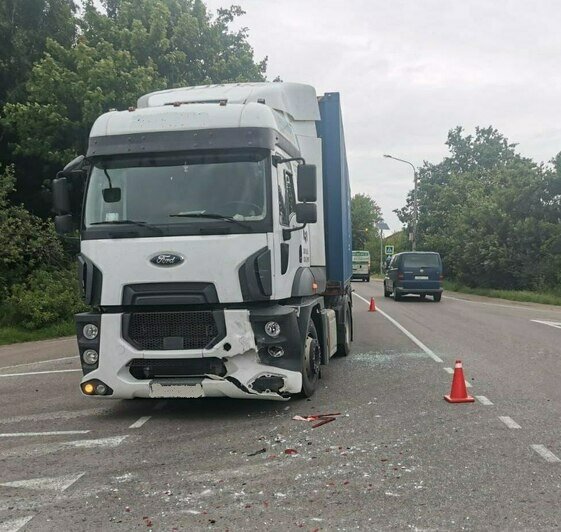 На Северном обходе фура впечаталась в зад медленно ехавшей легковушки - Новости Калининграда | Фото: пресс-служба регионального УМВД