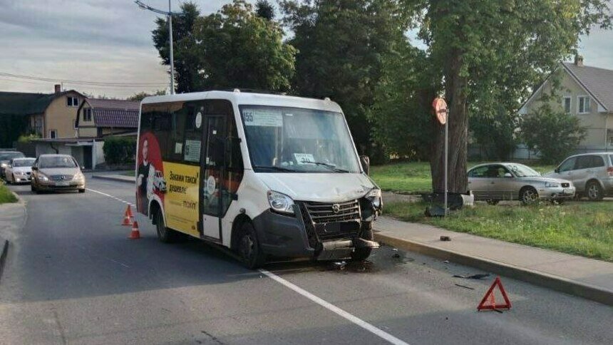 Пострадал ребёнок: в Большом Исаково произошло ДТП с участием маршрутки и легковушки   - Новости Калининграда | Фото: пресс-служба региональной ГИБДД
