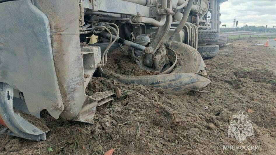 У грузовика лопнуло колесо: в калининградском МЧС рассказали о подробностях аварии на окружной - Новости Калининграда | Фото: МЧС