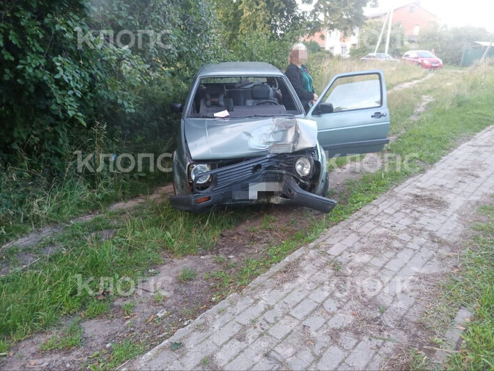 Пассажирку увезли на скорой: в Зеленоградском районе машина врезалась в фонарный столб (фото)   - Новости Калининграда | Фото: Очевидцы