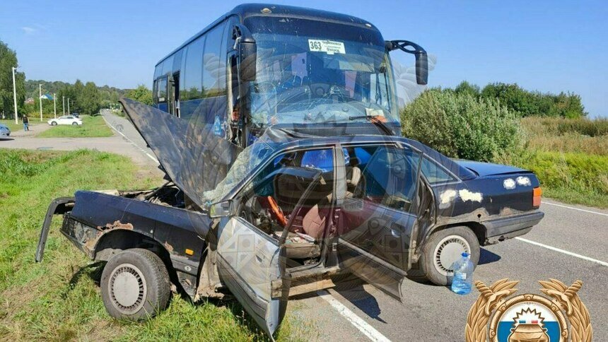 В Озёрском районе рейсовый автобус помял выехавшую на встречку легковушку, машина перегородила дорогу - Новости Калининграда | Фото: пресс-служба регионального УМВД