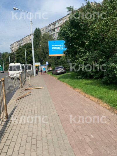 На 9 Апреля легковушка вылетела на тротуар, пробив дыру в заборе - Новости Калининграда | Фото: очевидец