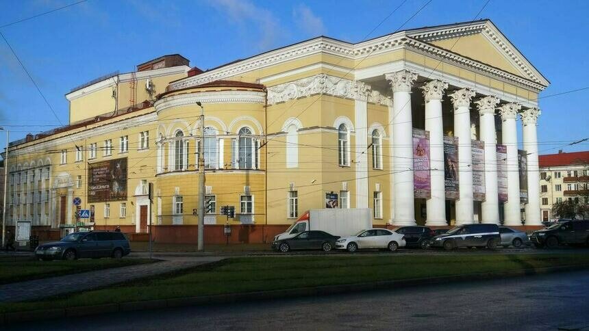 В Калининграде у драмтеатра под покровом ночи с рельсов будут убирать брусчатку - Новости Калининграда | Фото: архив «Клопс»