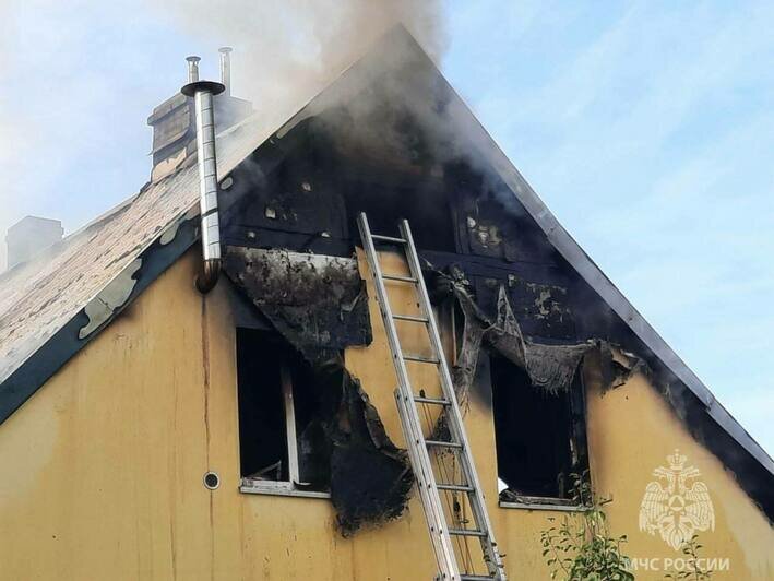 Появились кадры пожара в Мамоново, где из горящего дома на руках выносили бабушку - Новости Калининграда | Фото: пресс-служба МЧС региона